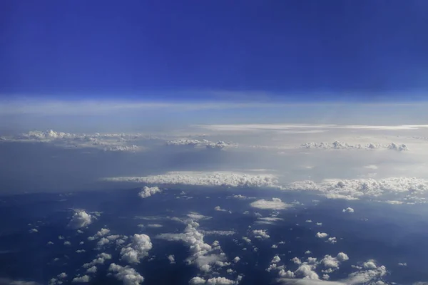 Himmel ovanför molnen, Cloudscape bakgrund, blå himmel och ludd — Stockfoto